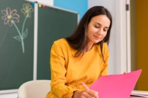 Trabalhar com materiais pedagógicos bem estruturados e criativos é uma das chaves para tornar o ensino mais significativo e engajador. | Foto: Freepik.