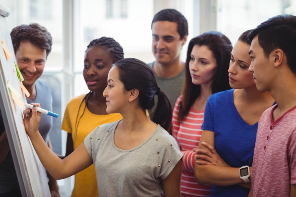 Trabalhe temas contemporâneos na Sociologia Ensino Fundamental com filmes, projetos interdisciplinares e atividades reflexivas para alunos do século XXI.